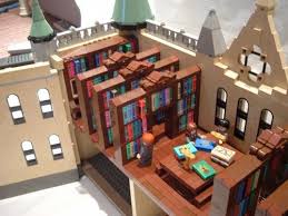 Versammelt euch für ein festmahl in der großen halle und verfolgt die zuordnungszeremonie. Hogwarts Bibliothek Eine Lego Kreation Von Allan Hall Mocpages Com Lego Hogwarts Lego Harry Potter Lego