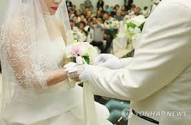 Running man funny at ryu hyun jin wedding, song ji hyo and kim jong kook stick togethersource: Actress Bae Yoon Kyung Shares A Moving Story About Song Ji Hyo At A Wedding Kpoplover