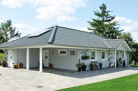 Kirken ble tatt i bruk i 1882, altertavlen er malt av christen brun. Entdecken Sie Unsere Ebenerdigen Holzhauser Fjorborg