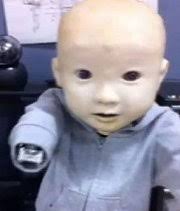 Japoneses crearon un robot bebé que da abrazos - Cooperativa.cl