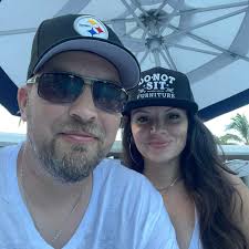 What are some experiences with receiving tips as a contractor?