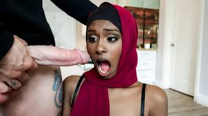 Indian Muslim Girl In Hijab Gets Fucked Outside