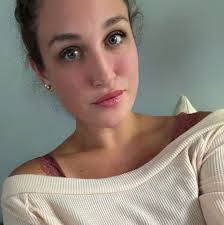 Super cute half up half down hairstyle! 🤍