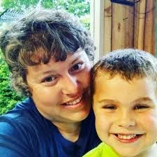 Julie Gott's Instagram, Twitter & Facebook