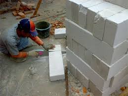 Rumah yang minimalis, unik dan simple, pasti membuat penghuni rumah selalu ingin memperindah rumah mungil ini. Memilih Bahan Konstruksi Dinding Bagian 3 Bata Ringan Boekoe Tjatatan