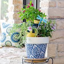Acrylic paint is the best paint to use on terracotta pots. How To Paint Terracotta Pots Like The Pros Easy Tutorial