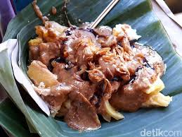 Pada pembahasan kali ini kita akan membagikan sebuah panduan komplit yang akan membahas tentang cara memasak kikil sapi bumbu kuning dengan cara yang gampang dan tentunya dengan cita rasa yang tak kalah sedap. Nikmatnya Cungkring Lontong Plus Kikil Sapi Bersaus Kacang