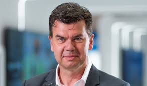 Thomas Haering's Instagram, Twitter & Facebook