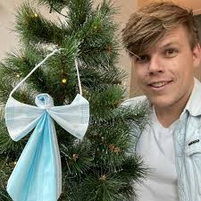 Meester Sander vouwt corona-kerstengels: 'Van iets negatiefs iets positiefs  maken'