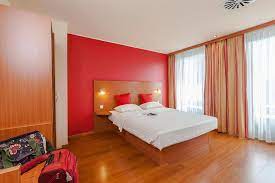 Holiday inn® frankfurt airport hotel is 10 minutes' walk from frankfurt airport's terminal two and a short shuttle ride for a fee from both terminals one and two. Star Inn Hotel Centrum Frankfurt Germany Booking Com