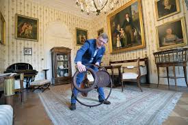 Stephan Prinz Zur Lippe Stellt Spielzeug Fotos Und Olgemalde Seiner Vorfahren Aus Kindheit Im Schloss Detmold Westfalen Blatt