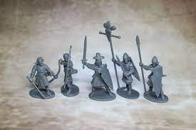 In the box, you get 15 miniatures. Oathmark Elf Infantry Chaosbunker De