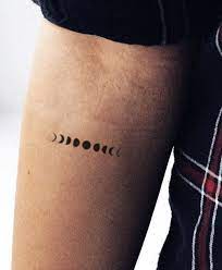 40 Kleine Tattoo Designs Fur Manner Mit Tiefen Bedeutungen Small Tattoo Designs For Men Small Tattoos For Guys Tattoo Designs Men