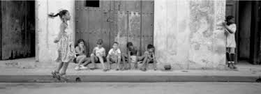 Jugaban en la calle, bailaban y disfrutaban de juegos populares como la comba o pintar con tiza eran la opción preferida. Ninos Dioses Heroes Mitos Y Leyendas