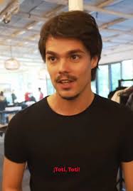 El nuevo look de Totis Pangenberg en el rodaje