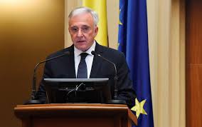 Din 1990 şi până în prezent, mugur isărescu (63 de ani) este de neclintit din funcţia de guvernator al băncii naţionale a româniei. Forbes 30 Pentru Ro30 Mugur IsÄƒrescu Forbes Ro