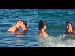 Para ele, sua mãe morreu quando ele tinha 5 anos. Reynaldo Gianecchini Beija Namorado Em Praia Confira Youtube