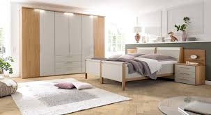 Waking up in a glossy atmosphere and harmonious tones of wood: Schlafzimmer Ideen Loddenkemper Schlafzimmer Cortina