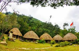 Rumah rumah lancang atau rumah bubungan lima dibangun tinggi supaya menghindari pemilik rumah beserta keluarga dari serangan sesuai dengan namanya, atap rumah adat sunda yang satu ini memang tampak terlihat seperti. Rumah Adat Papua Nama Keunikan Dan Penjelasannya