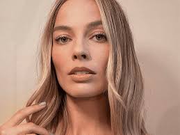 Margot Robbies Digital Lavender Manicure Puts a Luxury Spin on the Trend