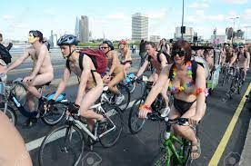 ロンドン - 6 月 9 日： 参加者世界裸自転車ライド日ロンドン 2012 年 6 月 9 日にロンドンで, イングランド。の写真素材・画像素材  Image 14721469