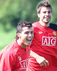 Sí, Gerard Piqué y Cristiano Ronaldo fueron compañeros en Manchester United  👀 ¿Qué otros compañeros inesperados recuerdas? 😅