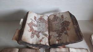 Bagi yang hobi menguji nyali, silakan melompat dari salah satu batu yang tingginya lebih dari 5 meter. Bak Bukit Bintang Keindahan Langit Malam Banda Aceh Dari Puncak Glee Gurah Serambi Travel