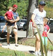 Elizabeth banks has apologised for making comments about director steven spielberg, having elizabeth banks has explained why she'll no longer be directing upcoming musical comedy pitch. Elizabeth Banks Enjoys Day In The Park With Her Husband And Two Sons Daily Mail Online