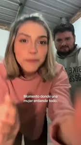 Mm el parece su amiga , creo que por eso la hace sentir insegura