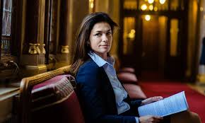 Ilyesmi játékos a politikában hadházy ákos is. Varga Judit Eleg Volt A Ragalmakbol Es Az Alhirekbol Pestisracok
