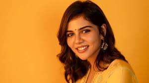 Six of family die trying to rescue girl who drowned while taking selfie