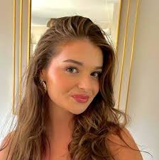 Dana Goossens's Instagram, Twitter & Facebook