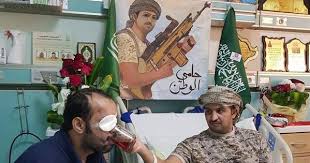 صورة لافتة مقاتـل بالحد الجنوبي فقد قدميه يسقي بيده آخر فقد ذراعيه نشر جندي ب ترت قدماه في الحد الجنوبي صورة مؤثرة تجمعه بزميل Baseball Cards Cards Baseball