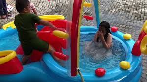 Ukuran sebelum inflasi sekitar 55cm. Kolam Renang Balon Besar Ada Air Mancurnya Super Keren Serasa Di Waterboom Youtube