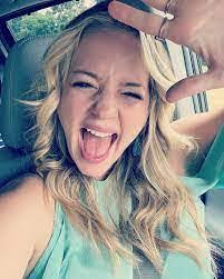 Carrie Welling's Instagram, Twitter & Facebook