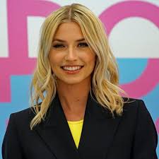 Wer hat denn da einen gebrochenen arm? Lena Gercke Sie Fiebert Auf Ihr Erstes Weihnachtsfest Als Mama Hin Gala De