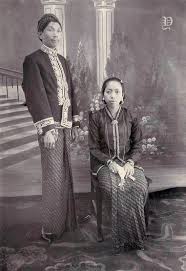 Won yang diperankan oleh siwan merupakan putra mahkota. Potret Studio Seorang Bangsawan Jawa Dan Istrinya Sekitar 1920 Indonesia Klasik Batik
