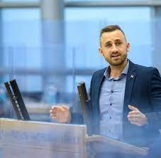 Seine partei, die cdu, lag demnach knapp vor der afd, die Stendal Afd Landtagsabgeordneter Von Zwei Mannern Mit Fausten Geschlagen Welt