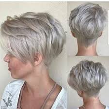 Une coupe courte boyish, comme porte l'actrice jamie lee curtis, donne de la vivacité et se coiffe avec juste une touche de cire à cheveux si vous trouvez que vos cheveux gris ou blancs manquent d'éclat, vous pouvez les sublimer en les colorant ou en jouant sur leurs nuances avec des mèches. 760 Idees De Cheveux Gris En 2021 Cheveux Gris Cheveux Coupe De Cheveux