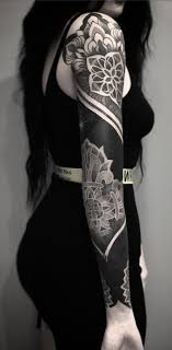 Diese Striking Solid Black Tattoos Werden Sie Gehen All In Machen Wollen Solid Black Tattoo Black Tattoo Cover Up Black Sleeve Tattoo
