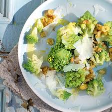 Statt Dem Klassiker Blumenkohl Mit Semmelbroseln Wird Hier Der Aromatischere Romanesco Mit Einer Nussigen Butters Rezepte Haselnuss Blumenkohl Mit Semmelbrosel