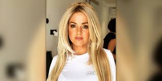 Actress Isla Fisher Debuts New Blonde Hair For The New Year I want to grow my hair out like that!so you start growing.and then you get pushback from friends and. actress isla fisher debuts new blonde