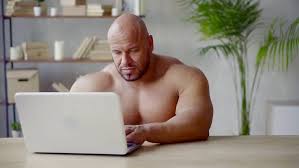 Revision Refrigerar Derivacion Buff Man Looking At Laptop Emborracharse Patriotico Respeto A Ti Mismo