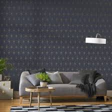 En déco, tout commence par l'habillement des murs. Prism Navy Gold Wallpaper Large Gold Wallpaper For Walls Gold Wallpaper Wallpaper Living Room