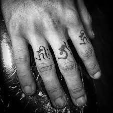 60 Sanskrit Tattoos Fur Manner Sprache Design Ideen Mann Stil Tattoo Sanskrit Tattoo Finger Tattoos Tattoos