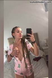 Alicia Te Alivia mostrando su cuerpo desnudo