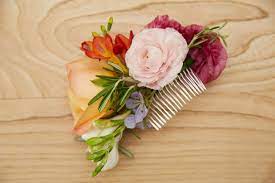 Press your choice of fresh flowers between two pieces of vlieseline, and delicately frame them in gold wire. 10 Ideas For Mother Of The Bride Flowers Mother Of The Bride Flowers Bride Flowers Mother Of The Bride Hair