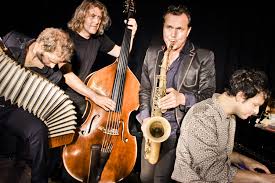 English and 4 other languages watch the world's best music videos by today's top artists. Quadro Nuevo Theater Mobiletheater Mobile
