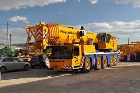A tall metal structure with a long horizontal part, used for lifting and moving heavy objects…. Mobile Crane Wikipedia
