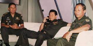 Moeldoko muda kerap mencuri kopra hanya untuk makan. Photo Of Sby S Youth Still Colonel And Moeldoko Major In The Tni Manly And Full Of Authority Netral News
